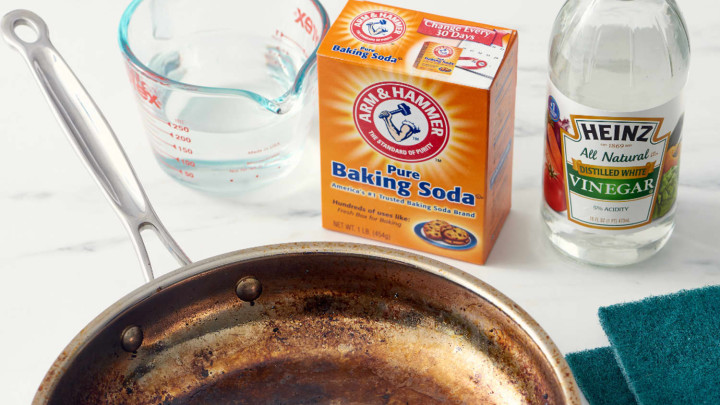 cách làm sạch nồi chảo bị cháy bằng baking soda và giấm